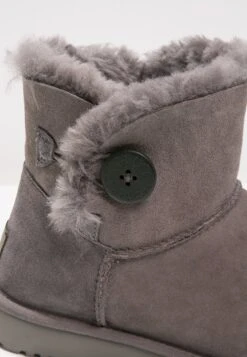 Ugg Mini Bailey Button - Korte Laarzen - Grey -Ugg 04eb63774fb542ec9ef63b8f34cea427