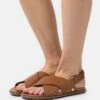 Ugg Solivan Slingback - Sandalen - Tan 1 Ugg Solivan Slingback - Sandalen - Tan -Ugg 22c66731aebd45f595efb96a7a5562e5