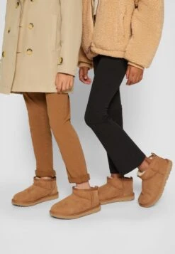 Ugg Classic Ultra Mini Unisex - Korte Laarzen - Chestnut 14 Ugg Classic Ultra Mini Unisex - Korte Laarzen - Chestnut -Ugg 2c6712633d6d4831b570617f0dd44e1d