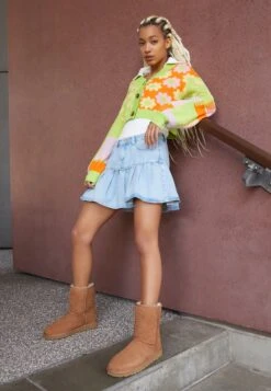 Ugg Classic Short - Korte Laarzen - Chestnut 12 Ugg Classic Short - Korte Laarzen - Chestnut -Ugg 2e176c8f486442ad902486bd58e9a814