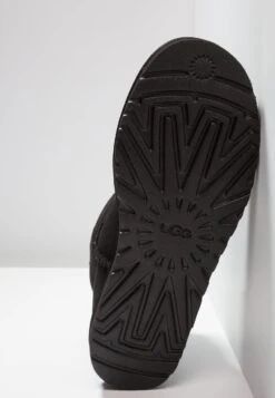 Ugg Classic Mini - Korte Laarzen - Black 12 Ugg Classic Mini - Korte Laarzen - Black -Ugg 41d7f2aef5d9485796a2f583987981fe