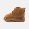 Ugg Accessible Neumel Ez-Fit Unisex - Korte Laarzen - Chestnut -Ugg 4d3b4f3bc04141a2bd9d3176561c39f2