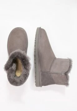 Ugg Mini Bailey Button - Korte Laarzen - Grey -Ugg 5d0ca54d73a04a28b1fee5eae936b771