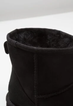 Ugg Classic Mini - Korte Laarzen - Black 13 Ugg Classic Mini - Korte Laarzen - Black -Ugg a1c36455aaf346afa353960f0c9495d6