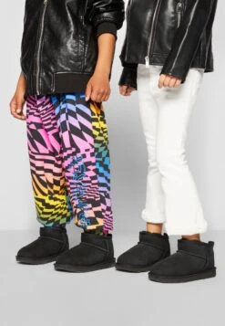 Ugg Classic Ultra Mini Unisex - Korte Laarzen - Black -Ugg a735bb0c9831483998b3af404d973117