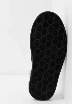 Ugg Scuff - Pantoffels - Black 12 Ugg Scuff - Pantoffels - Black -Ugg a7d657a828814ad5b648a220729f64dd