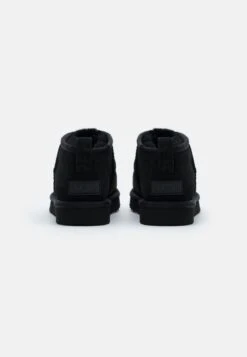 Ugg Classic Ultra - Korte Laarzen - Black -Ugg acb0fe88e2f84e93ab4d7cb245bf4b1c