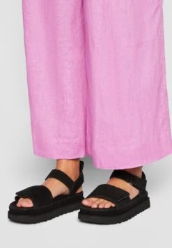 Ugg Goldenstar - Sandalen Met Plateauzool - Black 13 Ugg Goldenstar - Sandalen Met Plateauzool - Black -Ugg aecde7247f834d0583d76ae4ed96322e