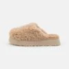 Ugg Maxi Curly Platform - Pantoffels - Sand -Ugg b1a292b4787d42c79f089cde72b8380f