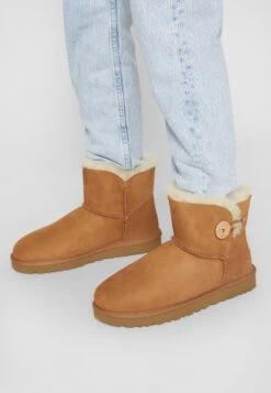 Ugg Mini Bailey Button - Korte Laarzen - Chestnut