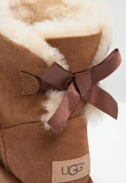 Ugg Mini Bailey Bow - Korte Laarzen - Chestnut 14 Ugg Mini Bailey Bow - Korte Laarzen - Chestnut -Ugg dc837f11fb394740b368d93a7fa98366