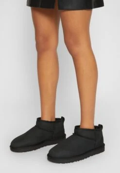 Ugg Classic Ultra - Korte Laarzen - Black -Ugg de498aa2736e4f36b63fd5ecd886217b