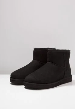 Ugg Classic Mini - Korte Laarzen - Black 10 Ugg Classic Mini - Korte Laarzen - Black -Ugg e37813cc572944ad90e90afb63d5417b